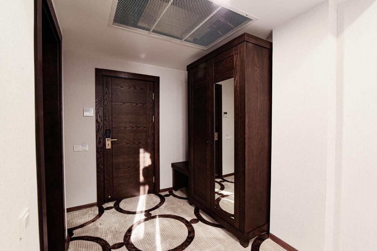 אלמטי East Palace Hotel מראה חיצוני תמונה
