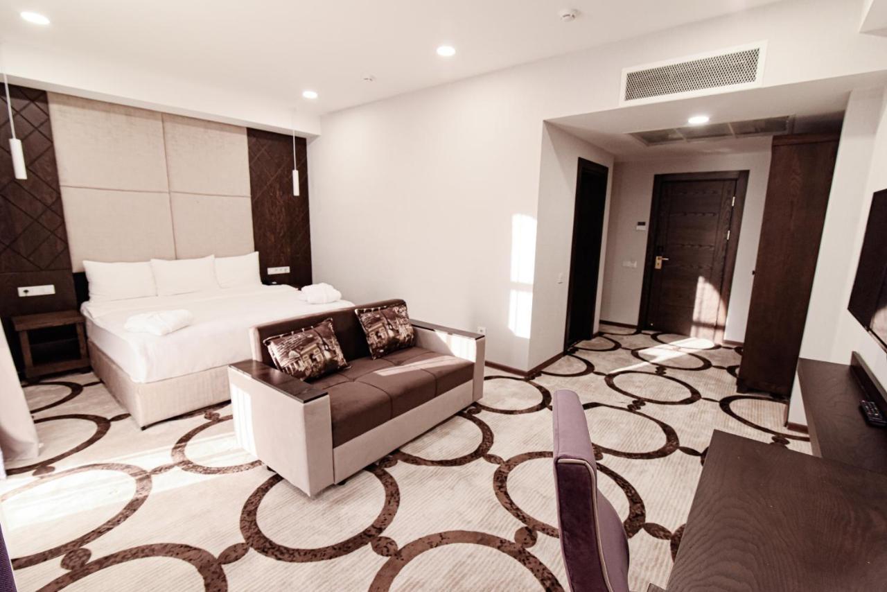 אלמטי East Palace Hotel מראה חיצוני תמונה